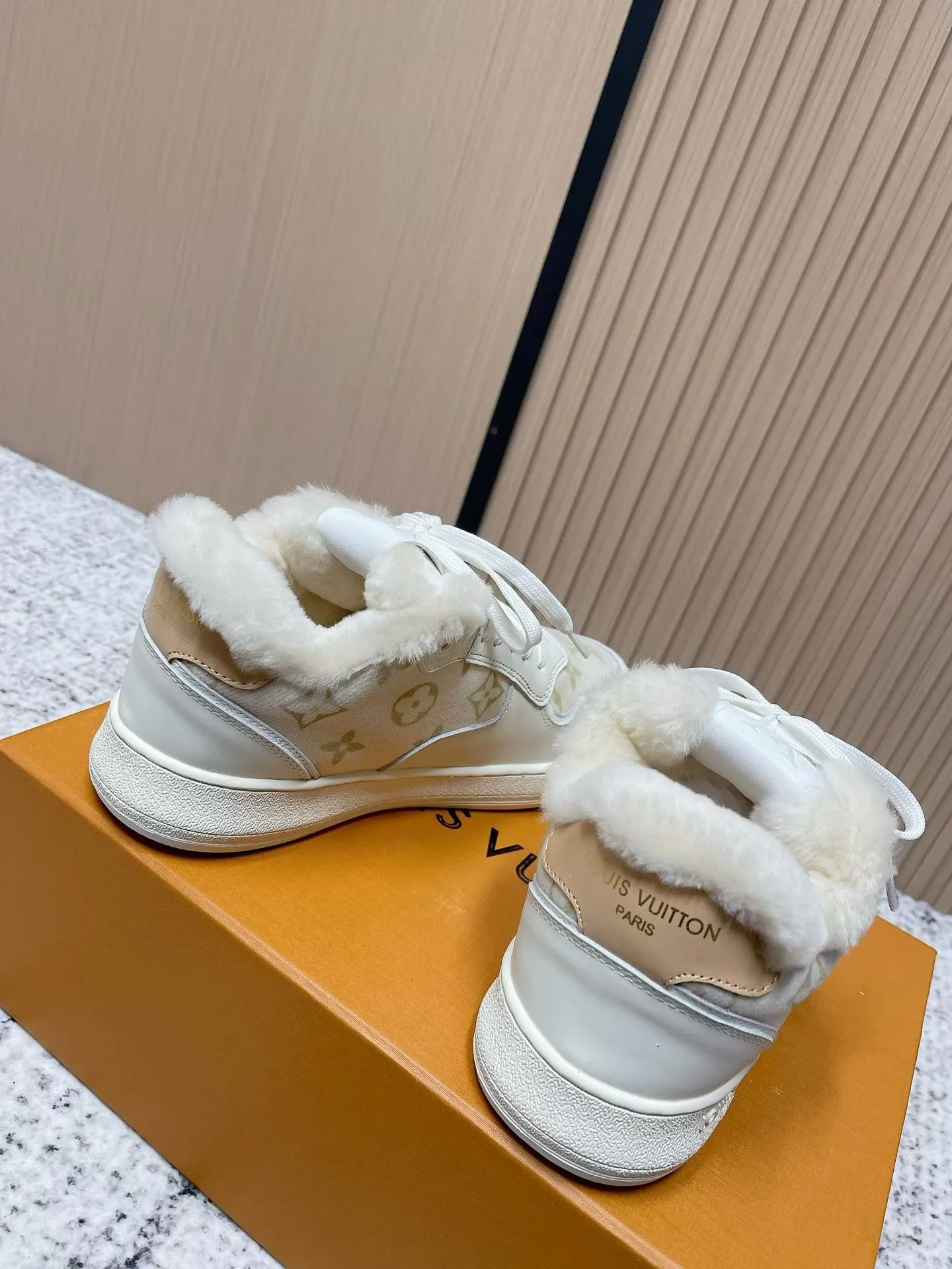 Men's shoes pP700! Top version Louis Vuiton Louis Vuitton sneakers casual shoes wool style‼ ️ LV Trainer sneakers are a classic idea inspired by retro basketball shoes by designer Virgil Abloh. This time, they are spliced ​​with smooth cow leather and Monogram embossed grained cow leather, and are embellished with Monogram flowers on the rubber outsole, reflecting a striking jump in one color! Fabric: Original imported first-layer cowhide Lining: Warm wool lining Bottom thickness: about 3cm Size: 35-41